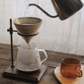 Support pour cafetière filtre en noyer et laiton